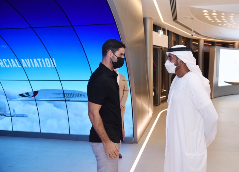 أحمد بن سعيد يستقبل مدرب نادي أرسنال الإنجليزي في جناح طيران الإمارات في "إكسبو 2020"
