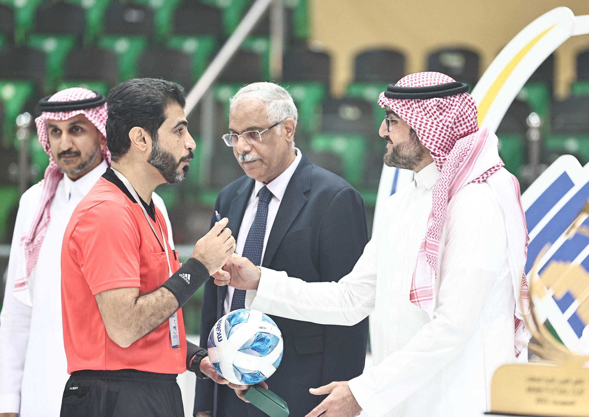 اتحاد الكرة يُشيد بالحكم فهد الحوسني لإدارته المتميزة لنهائي بطولة العرب لكرة الصالات