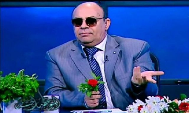 بعد المطالبة بوقف برنامجه.. الداعية مبروك عطية: "مش لاقيين في الورد عيب قالوا يا أحمر الخدود"