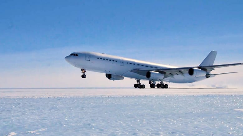  طائرة أيرباص A340 الضخمة تهبط على جليد القارة القطبية الجنوبية