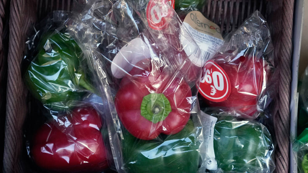 استياء في فرنسا بعد حظر تعبئة الفاكهة والخضر في أغلفة بلاستيكية