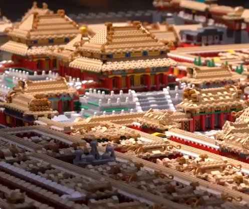 شاب صيني يبني نموذجًا لأهم المعالم التاريخية في بكين بـ700 ألف مكعب!