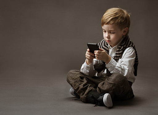 خبراء يحددون العمر المناسب لإقتناء الأطفال هواتف محمولة