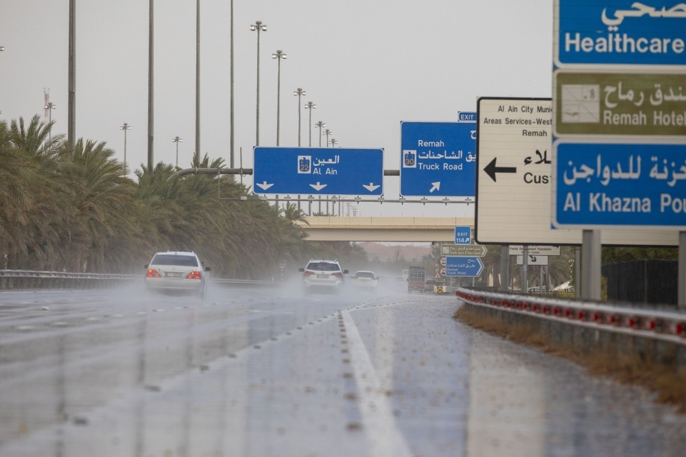شرطة أبوظبي تدعو السائقين إلى الالتزام بالقيادة الآمنة خلال الحالة المدارية 