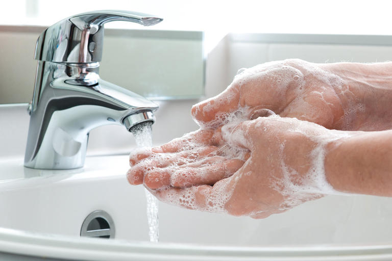 تحذيرات من خطورة تكرار غسل اليدين  