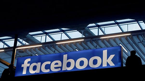 وكالة أميركية: "فيسبوك" يؤجل معالجة المعلومات الخاطئة عن لقاح "كورونا"