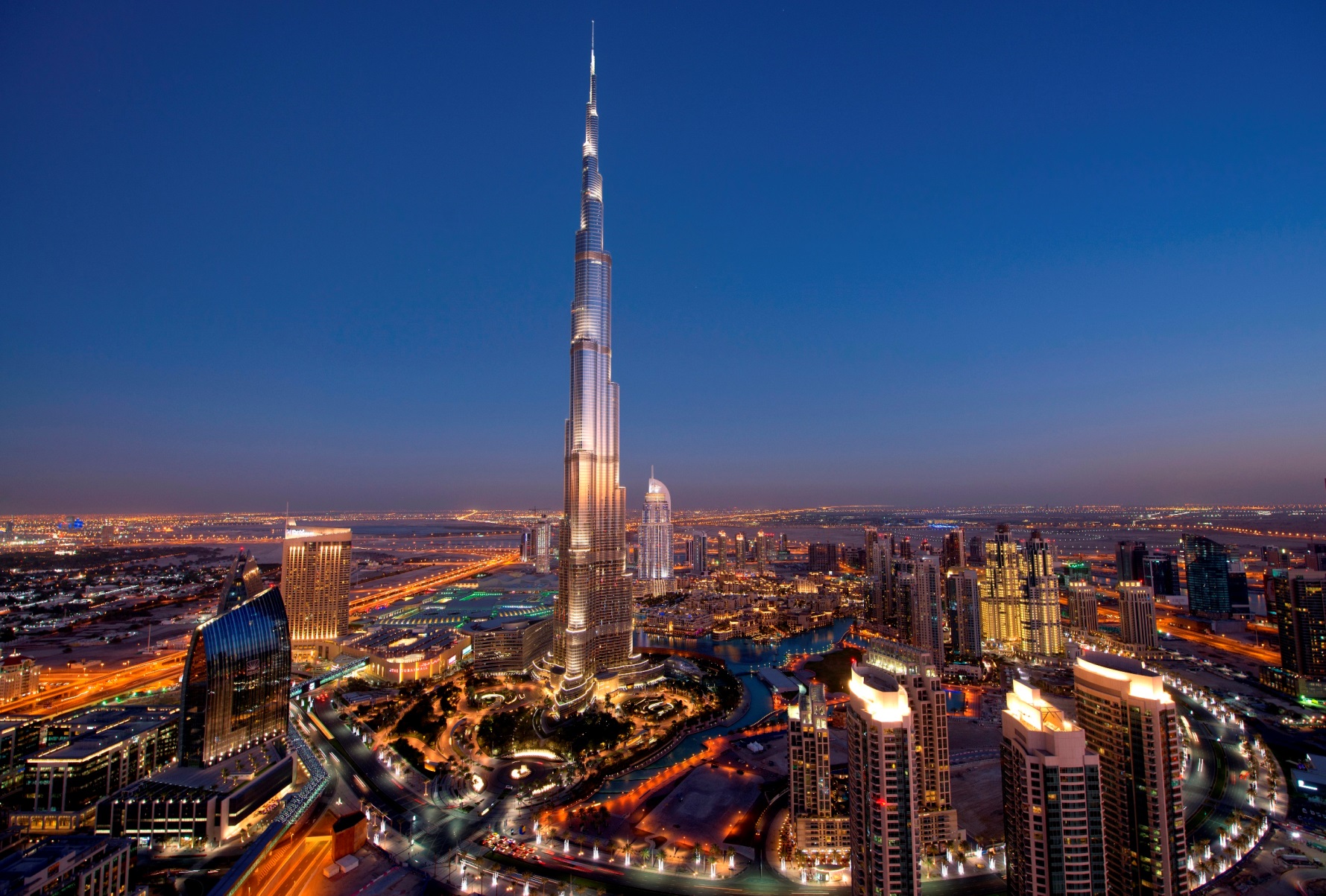 دبي وأبوظبي بين 5 مدن الأفضل للانتقال والعمل فيها