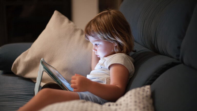 كم ساعة يسمح للطفل أن يجلس أمام الشاشة كي لا يتأخر نموه؟