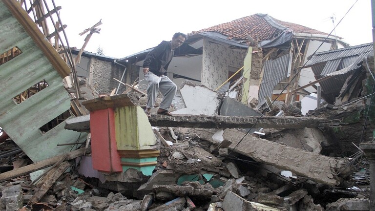 محصلة زلزال إندونيسيا.. 252 قتيلا بينهم أطفال انهارت مدارسهم