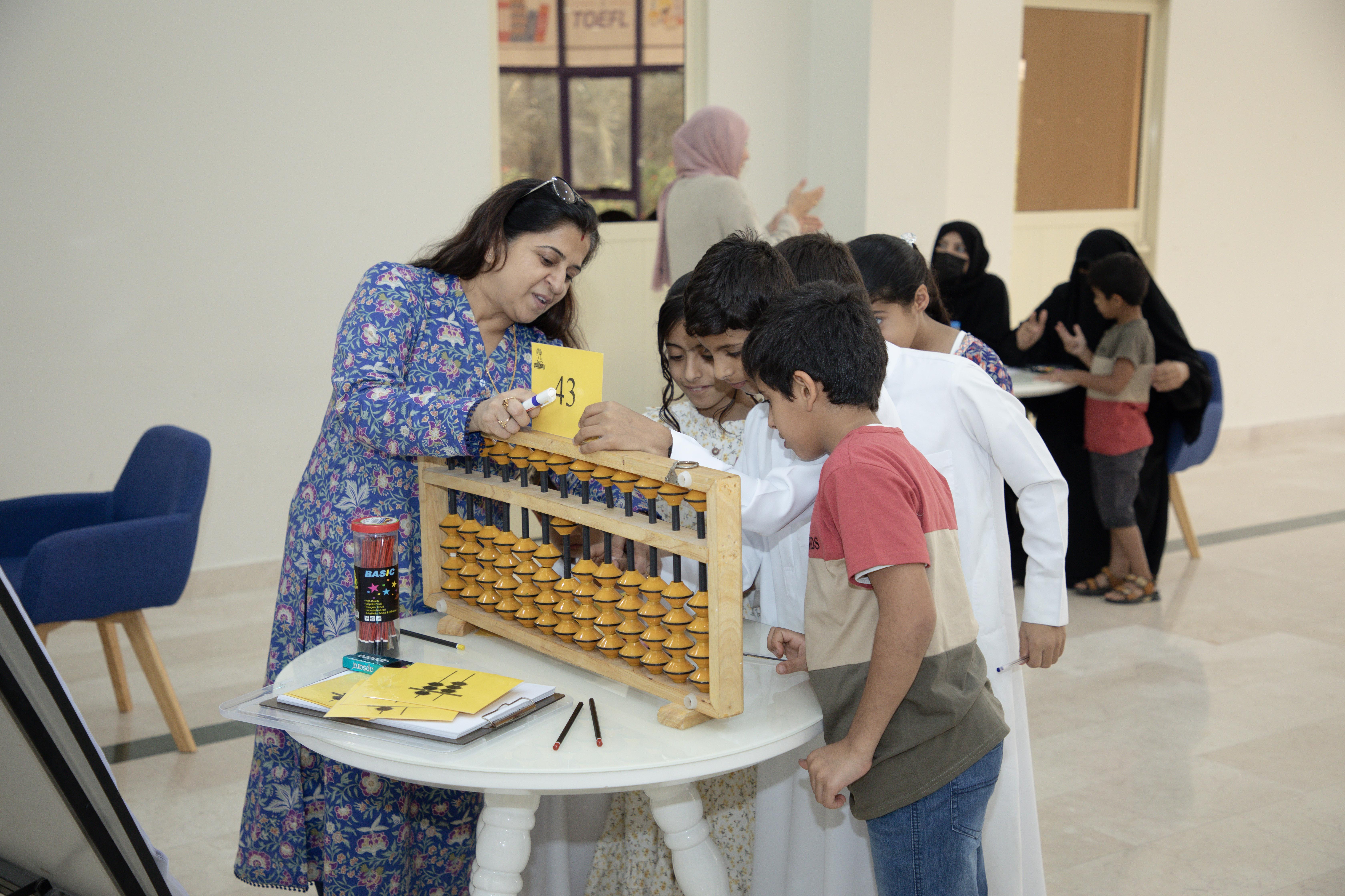 نادي الذيد ينظم ورشة مهارات الحساب الذهني: تفاعل بين الأمهات والأطفال