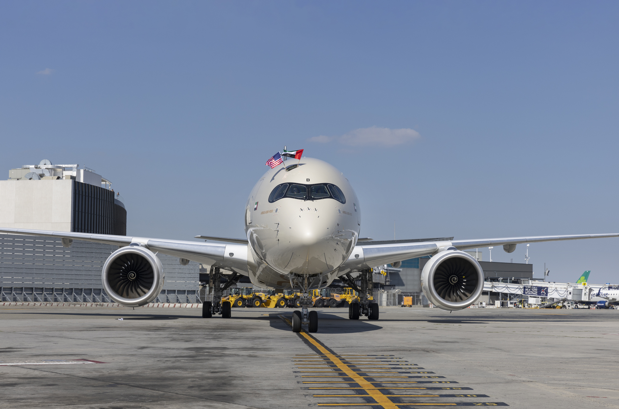 طائرة "الاتحاد للطيران" الجديدة "إيرباص A350" تستهل رحلتها إلى نيويورك