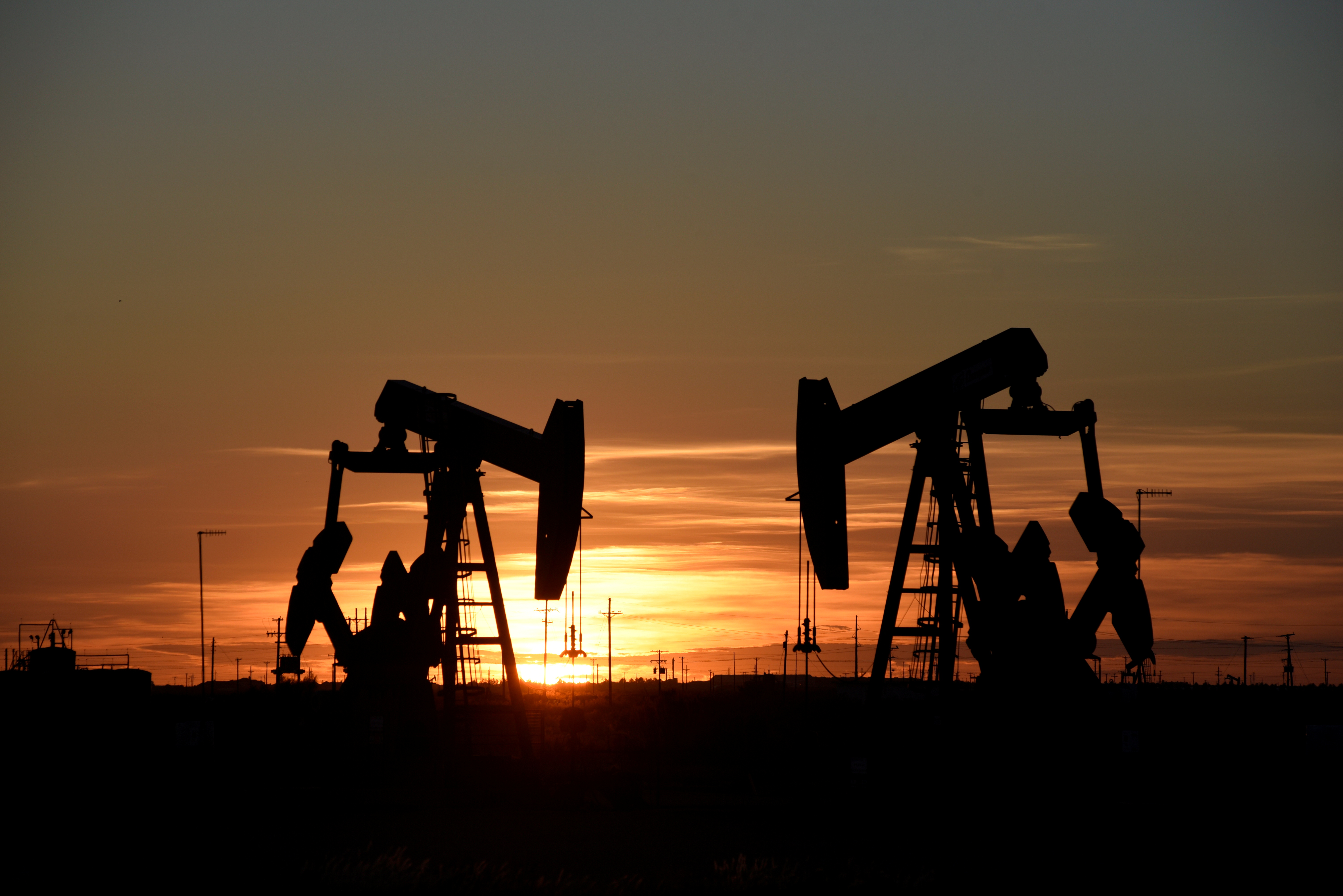 النفط يواصل خسائره لليوم الثالث بفعل زيادة المخزونات الأمريكية
