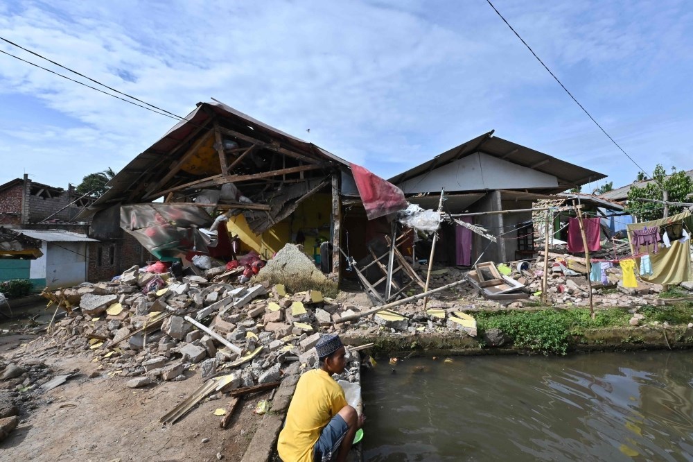 إندونيسيا تواصل جهود الإنقاذ مع ارتفاع عدد قتلى الزلزال