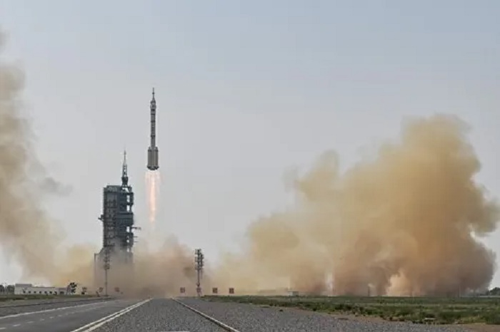 الصين تطلق سفينة الفضاء المأهولة "شنتشو16-"