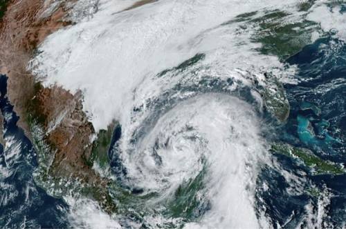 الإعصار أورلين يتجه صوب الساحل الجنوبي الغربي للمكسيك كعاصفة عاتية من الفئة الثالثة
