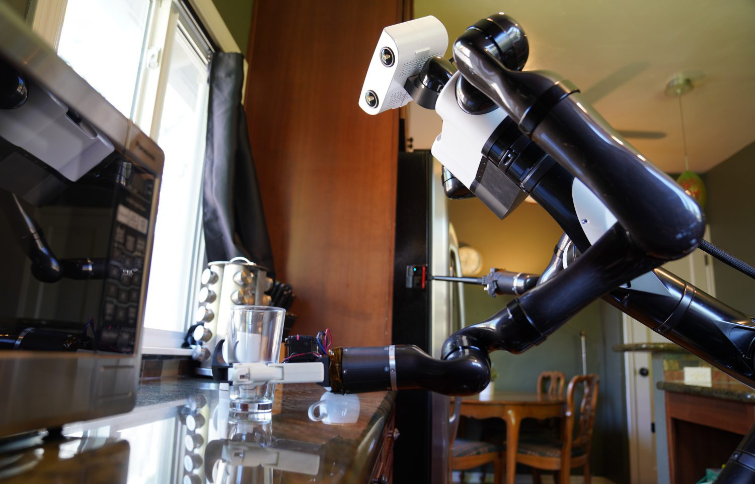 "روبوت" من تويوتا لمسح الطاولات والتقاط صور سيلفي