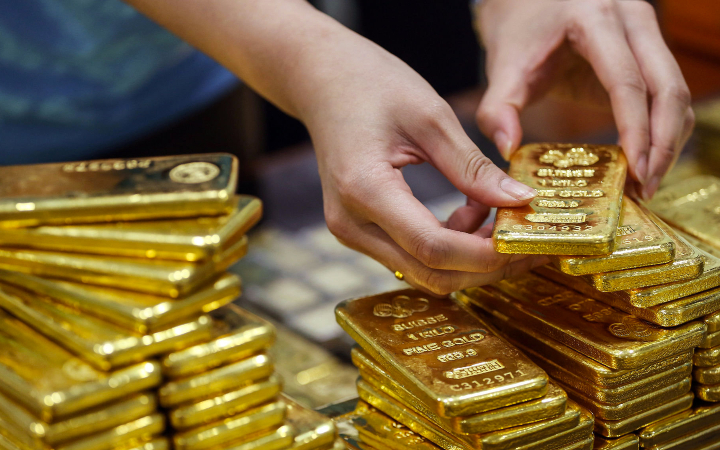 الذهب يتراجع هامشيا في التعاملات الفورية والعقود تخسر 4 دولارات