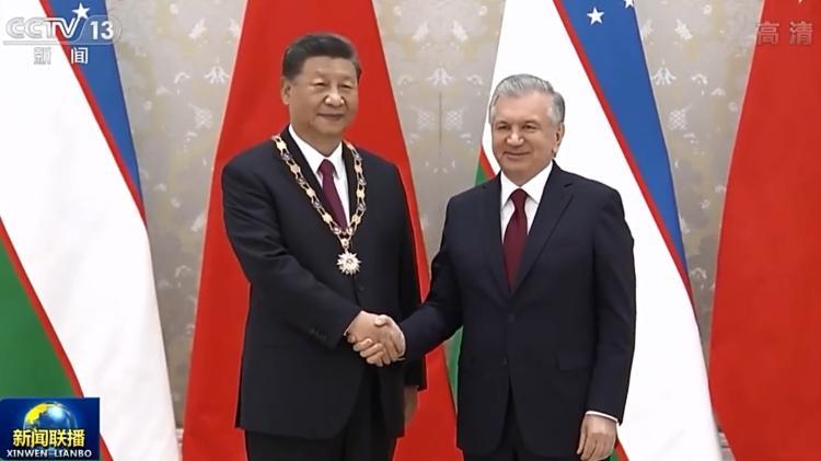 الرئيس شي جين بينغ يقبل ميدالية الصداقة التي منحها له الرئيس الأوزبكي
