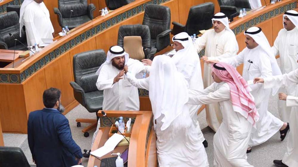 تشابك بالأيادي بين نائبين بمجلس الأمة الكويتي