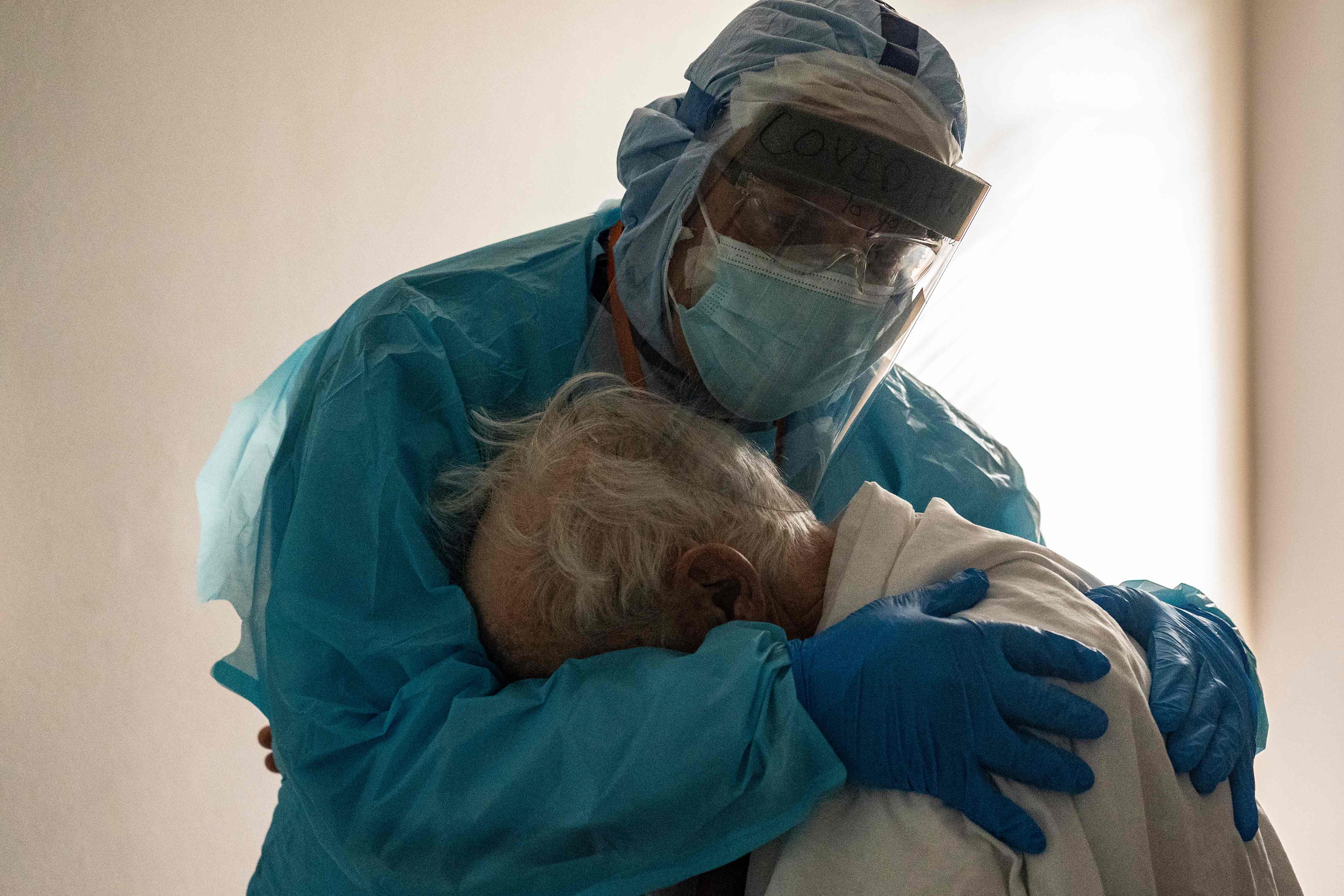 صورة تحولت لأيقونة.. إنسانية طبيب تعانق مسناً مُصاباً بـ «كورونا»