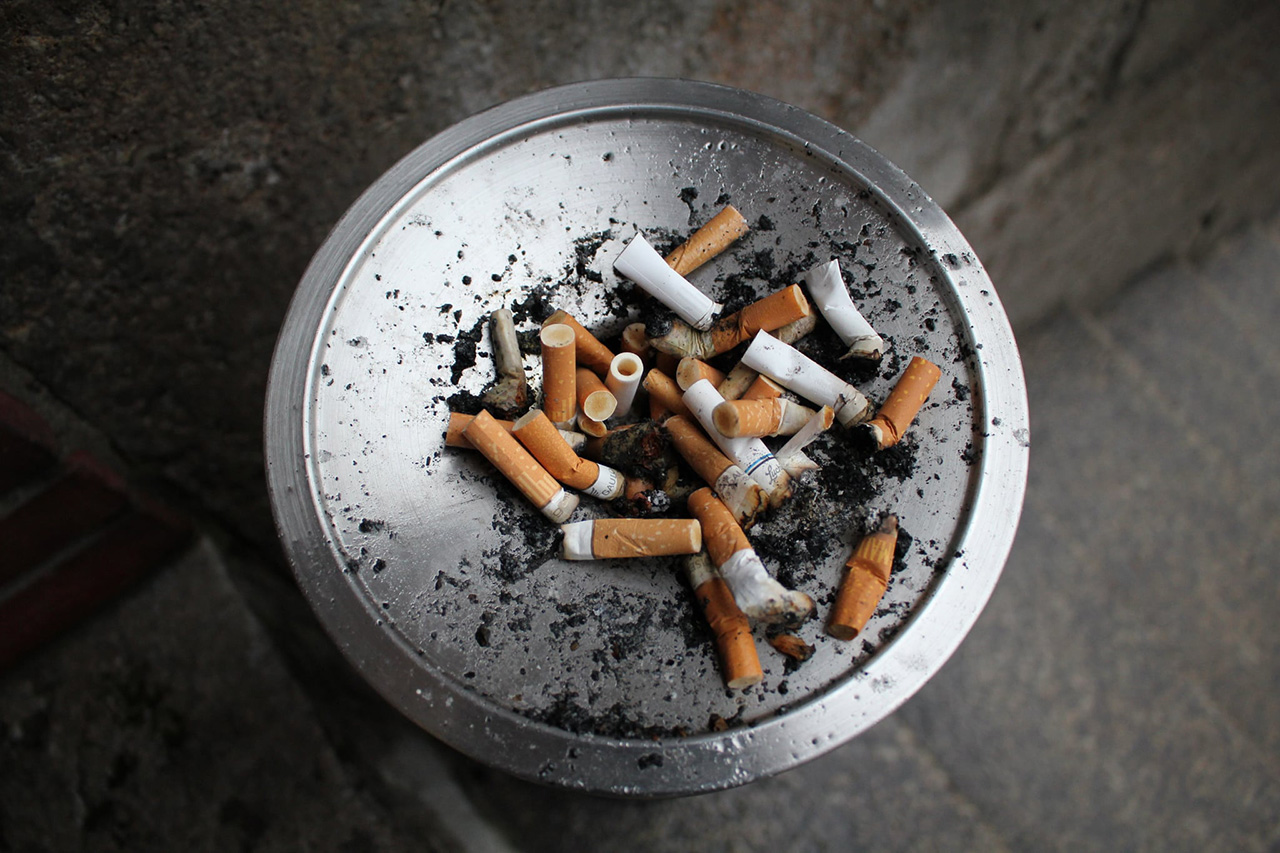 هندي يجمع أكثر من مليون دولار من أعقاب السجائر