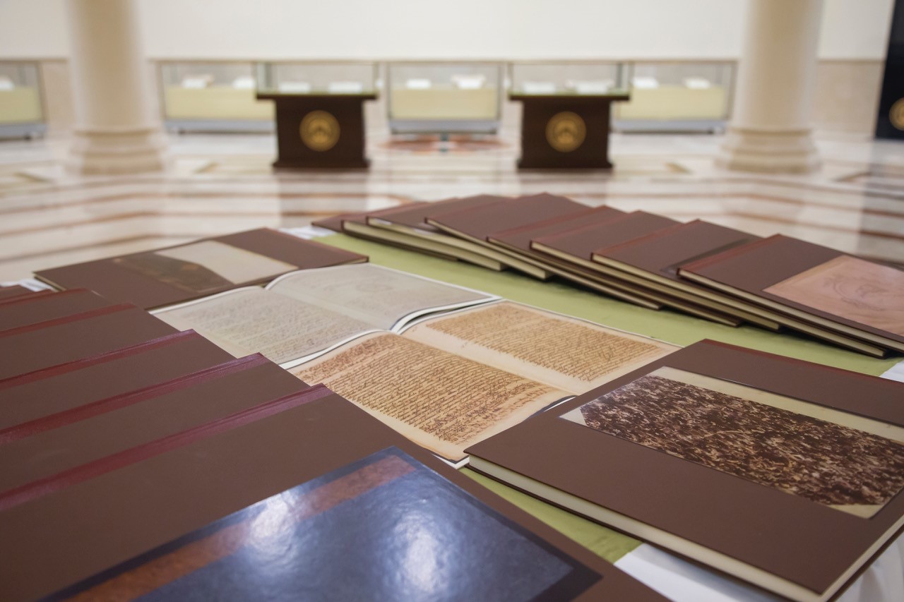سلطان القاسمي يهدي دار المخطوطات الإسلامية 