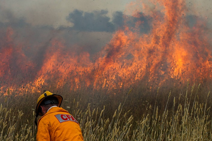أستراليا تحث مئات الأشخاص على إخلاء مناطقهم بعد خروج حريق عن السيطرة