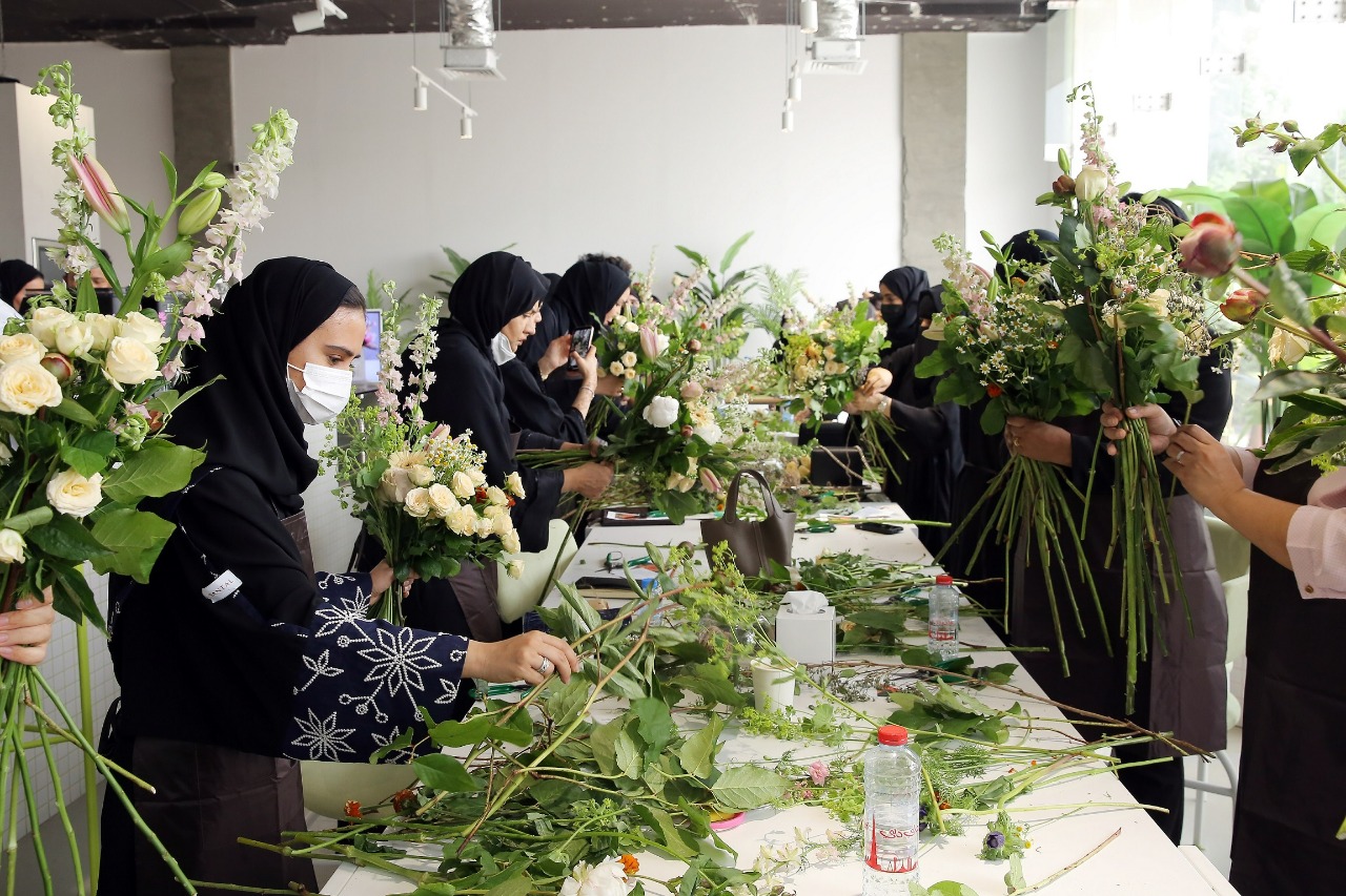صناعة السجاد وتنسيق الزهور.. «ديوا» تنظم 3 ورش حرفية لتعزيز مهارات الموظفات