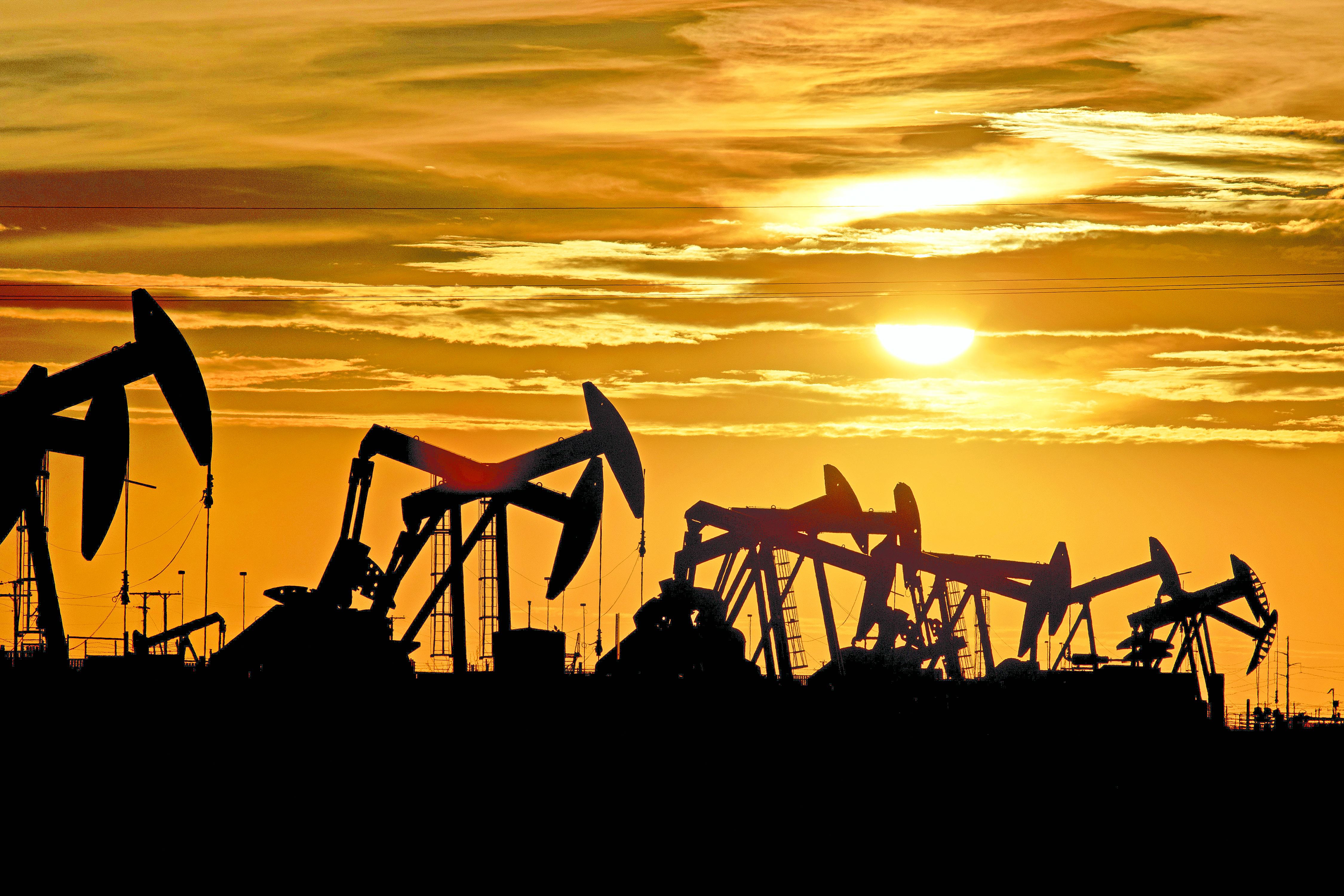 النفط يرتفع 1.3% بفضل بيانات اقتصادية قوية وتصيد صفقات