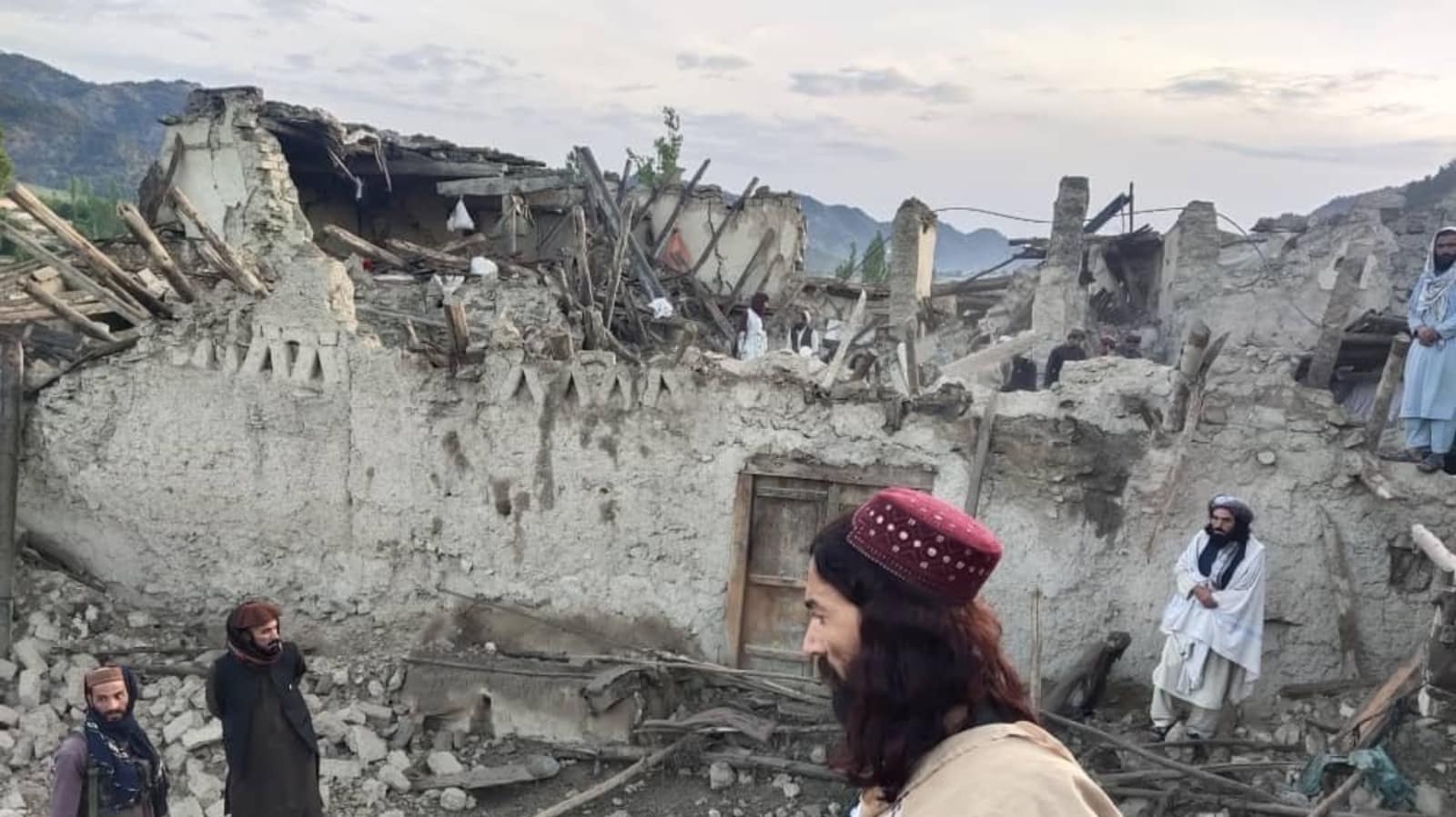 ارتفاع حصيلة ضحايا زلزال افغانستان إلى 920 قتيلاً على الأقل