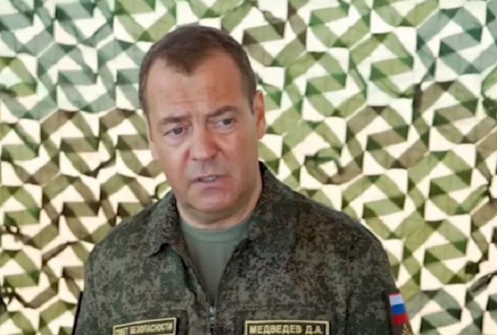 ميدفيديف: القوات الروسية ربما تحتاج الوصول إلى كييف