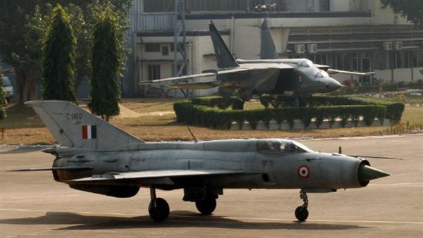 تحطم طائرة تدريب للقوات الجوية الهندية ونجاة طاقمها