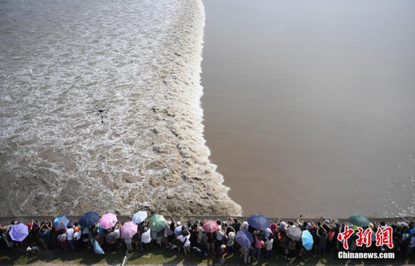 منظر فريد في نهرتشيان تهانغ الصيني.. المياه تبدو مثل قشور الأسماك