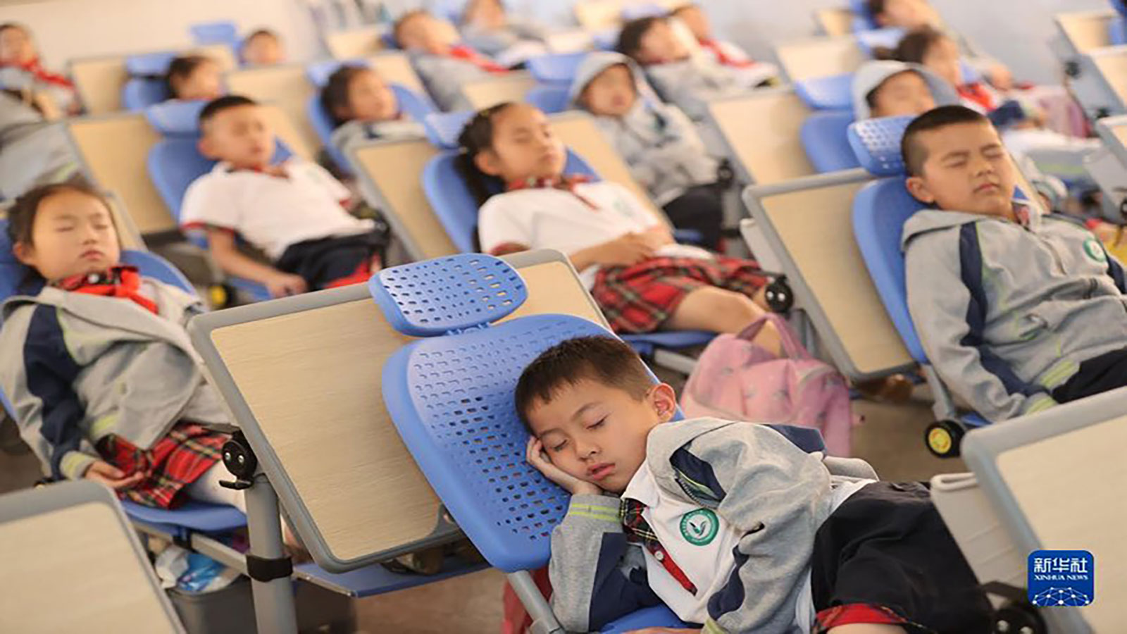 طاولات وكراسي مدارس صينية تتحوّل إلى أسرّة "قيلولة" ظهراً