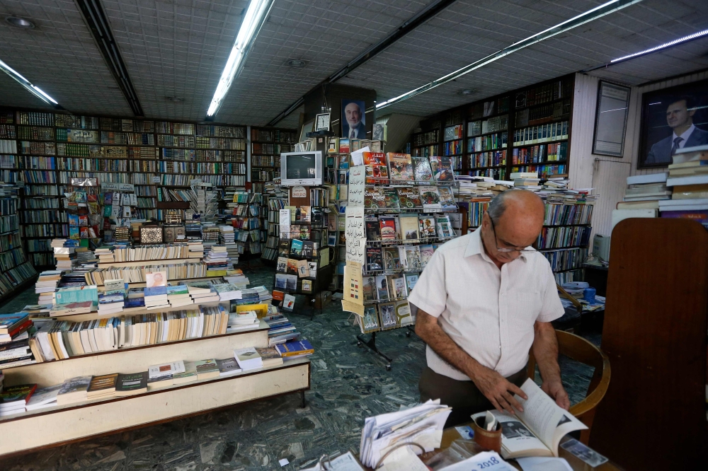 مكتبات ودور نشر عريقة في دمشق تكافح للبقاء.. بعضها تحوّل لبيع الألبسة والمأكولات
