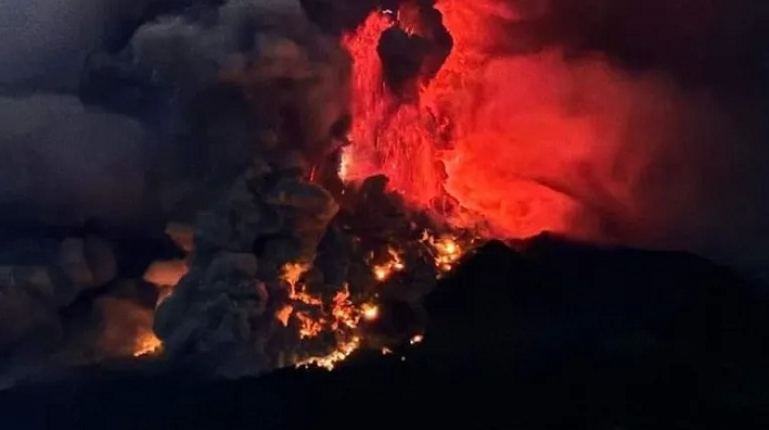 إندونيسيا تجلي آلاف السكان و تغلق مطاراً دولياً بسبب ثوران بركان "روانج"
