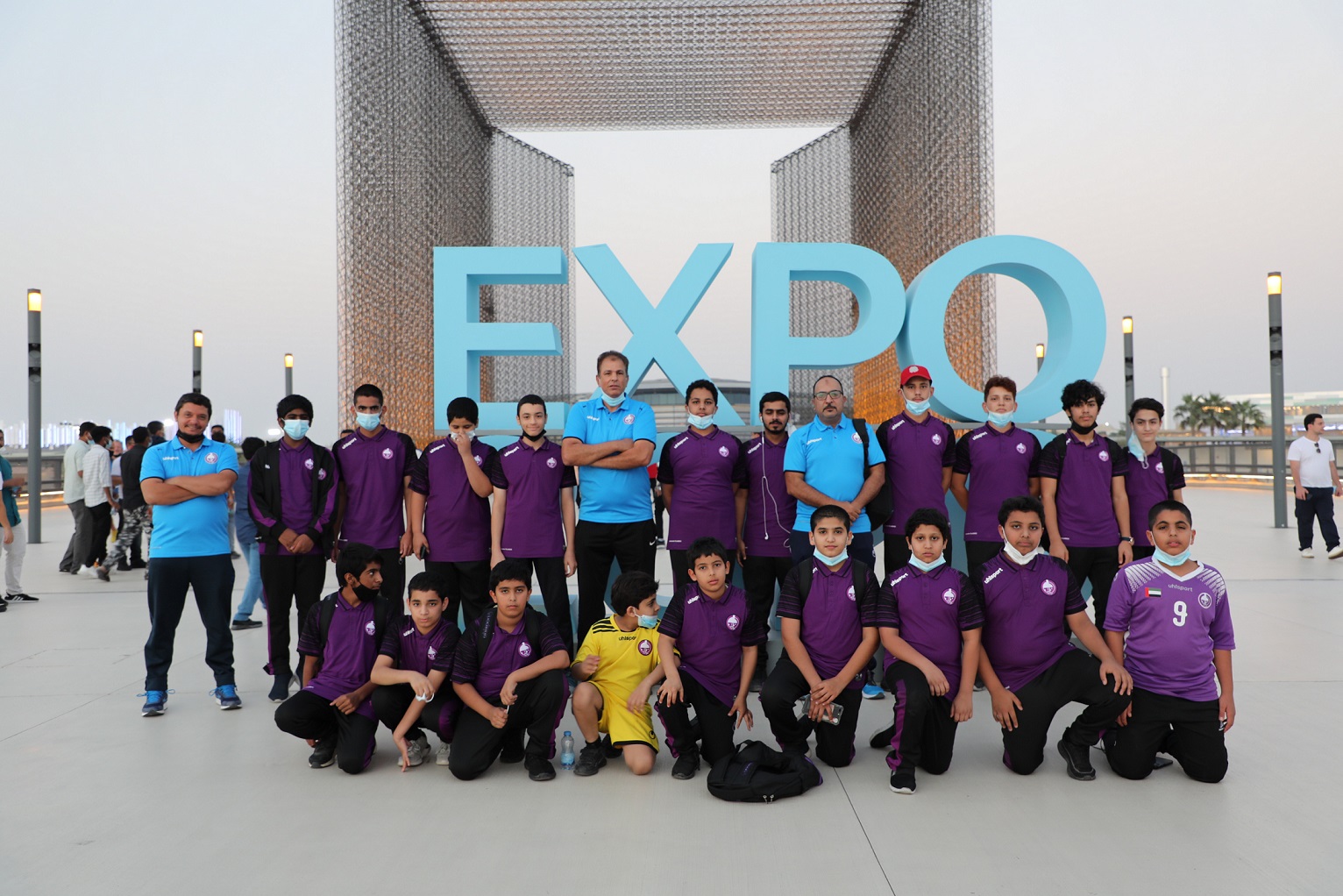 لاعبو نادي الذيد الرياضي يزورون اكسبو دبي ويتنقلون بين أجنحة الدول المشاركة