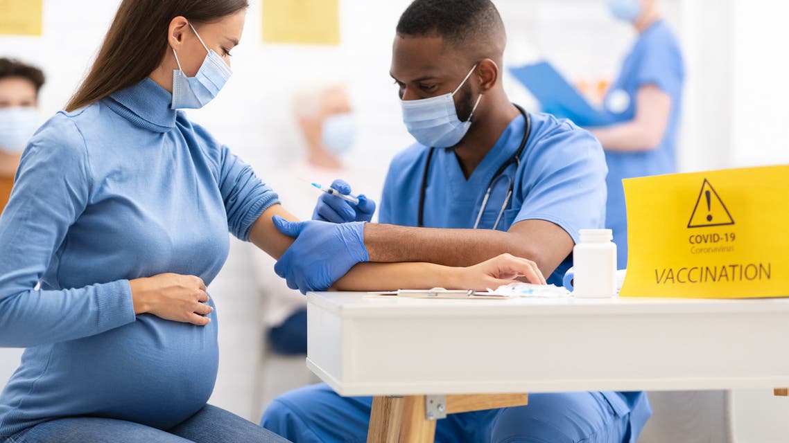 "لا يزيد من مخاطر الإجهاض" الصحة الأمريكية تدعو الحوامل لتلقي لقاح لكورونا