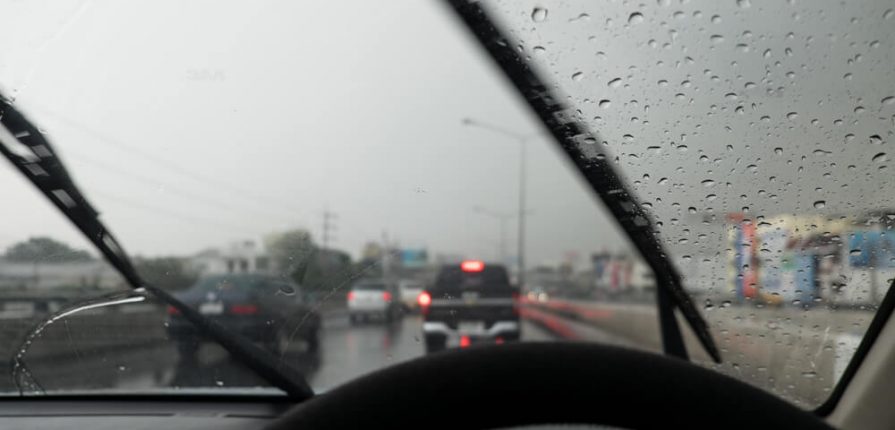 شرطة أبوظبي تدعو إلى الالتزام بالقيادة الآمنة أثناء هطول الأمطار