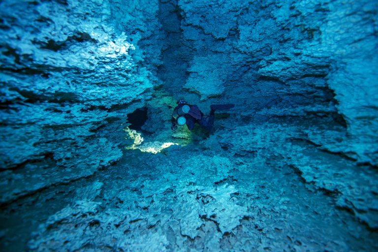 مصور يوثق رحلة استكشافه لـ كهف ساحر تحت الماء في المكسيك