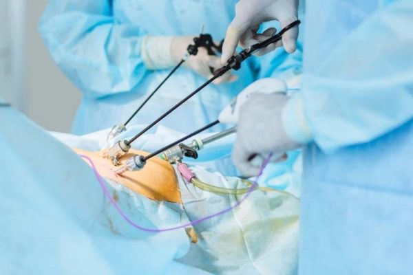 FDA تسمح باستخدام أول جهاز جراحي بمساعدة الروبوت لإجراء عملية استئصال الرحم