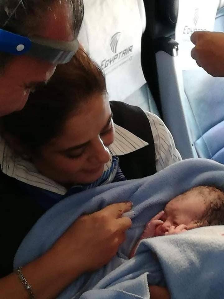 "مصر للطيران" تمنح تذكرة سفر مدى الحياة لرضيعة ولدت على متن إحدى رحلاتها