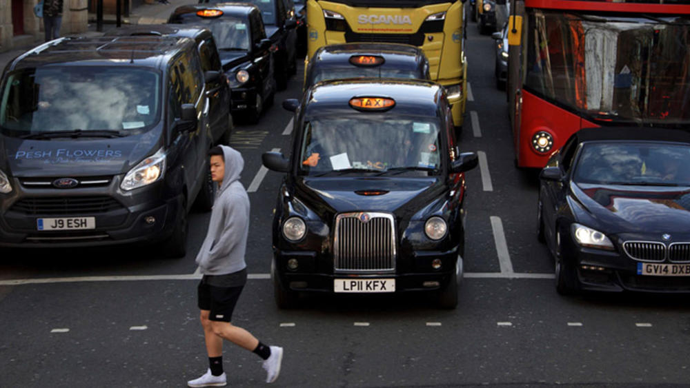 بريطانيا تحظر بيع السيارات العاملة بالوقود أو الديزل 2030