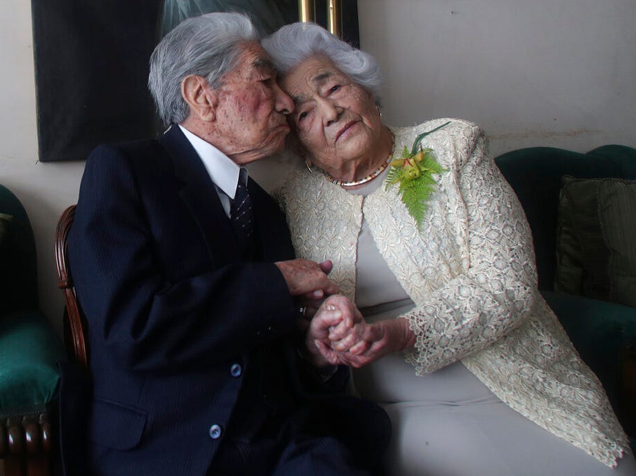 نهاية قصة أكبر زوجين في العالم.. عمرهما معا 215 عاماً