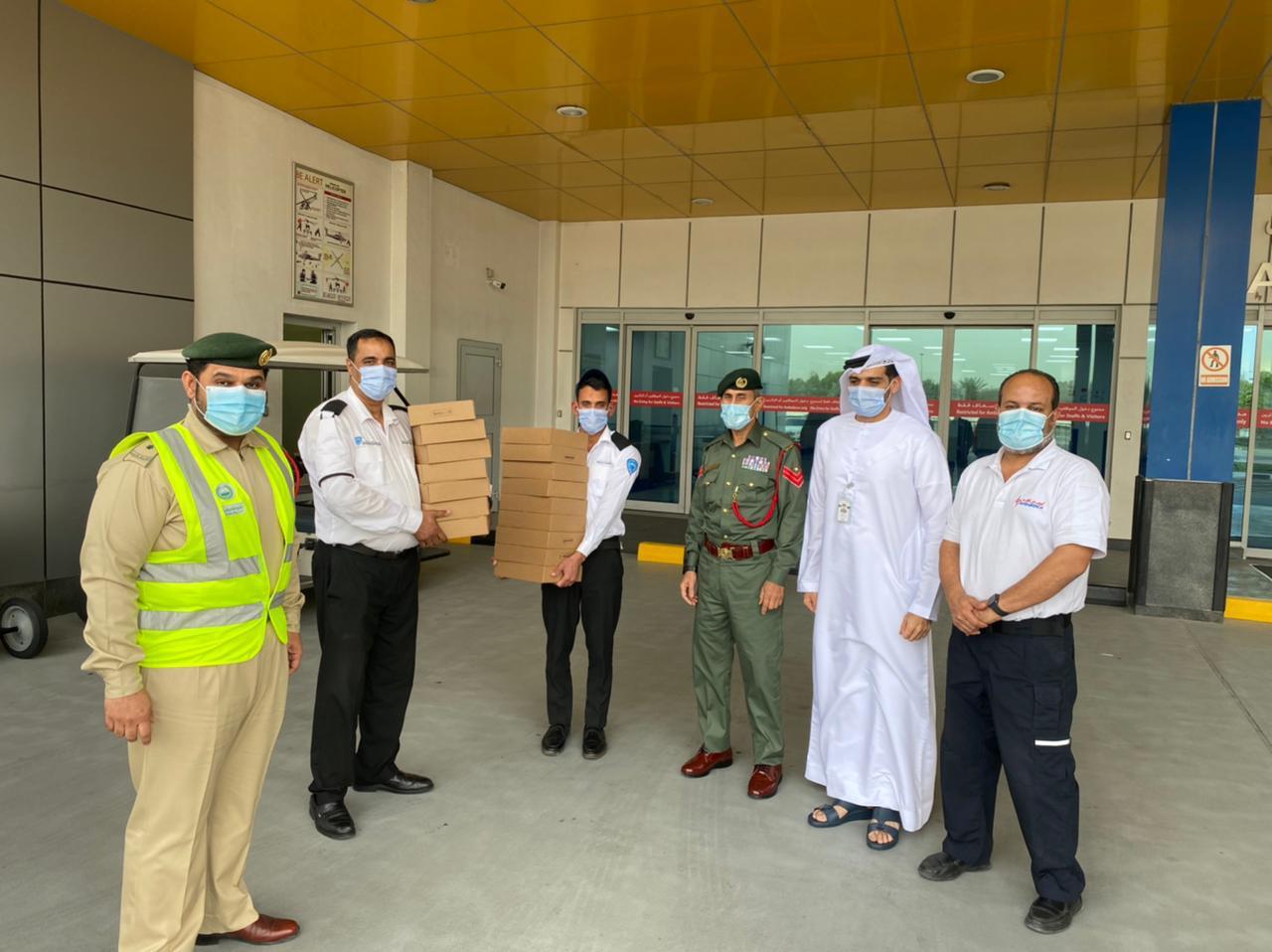 شرطة دبي تُوزِّع وجبات إفطار على أفراد خط الدفاع الأول
