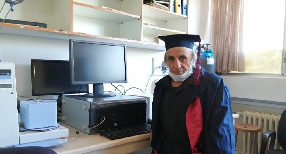 "العمر مجرد رقم" تركي يتخرج من قسم الفيزياء وهو بسن 67 عام