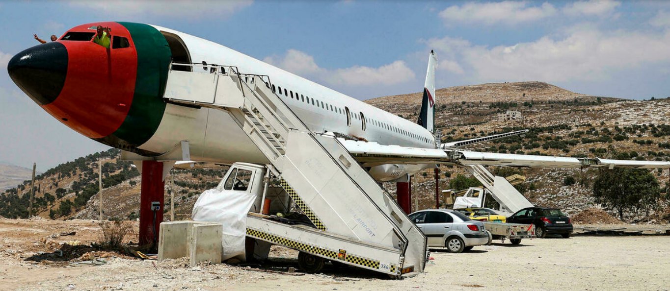 فلسطينيان يحولان طائرة لمقهى وصالة أفراح