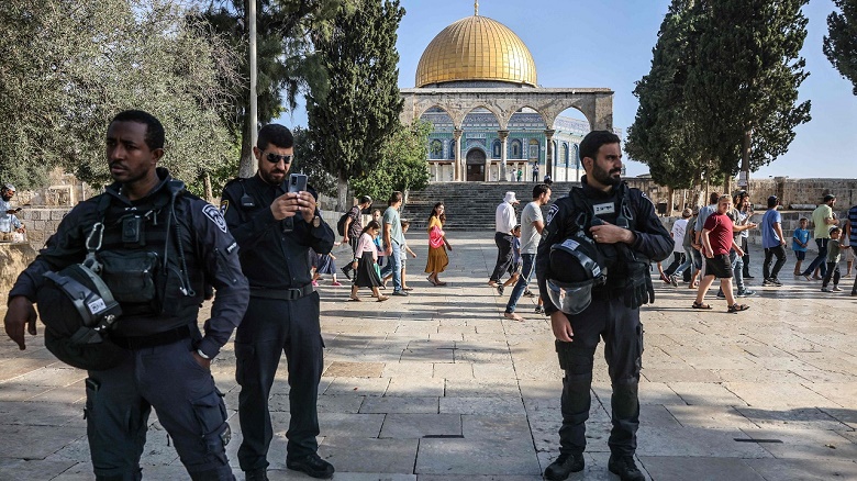 مستوطنون إسرائيليون يؤدون طقوسا تلمودية في محيط المسجد الأقصى المبارك