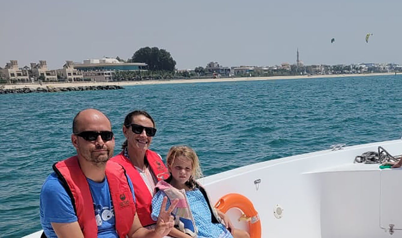 شرطة دبي تنقذ عائلة إسبانية تعطل مركبها في البحر