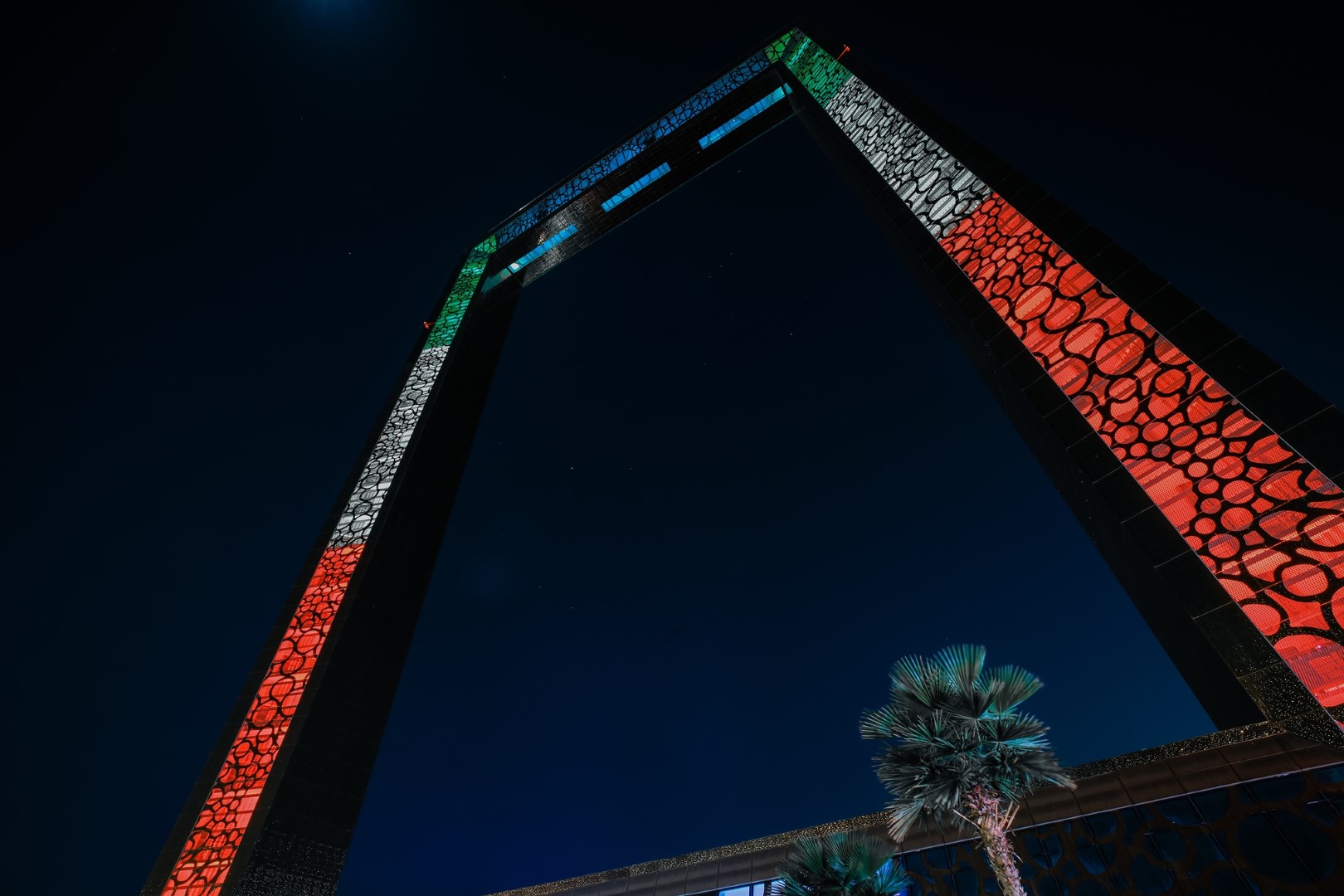 إضاءة أبرز معالم دبي احتفاء باليوم الوطني الـ
